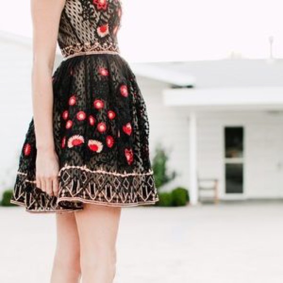 Bebe embroidered intricate dress - Picture 2 of 6